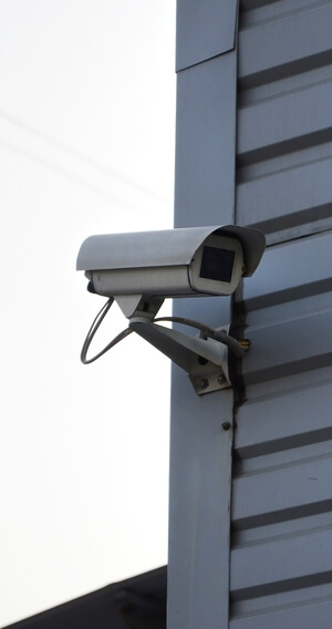 Sicherheitstechnik Witten mit An Hauswand befestigter Überwachungskamera