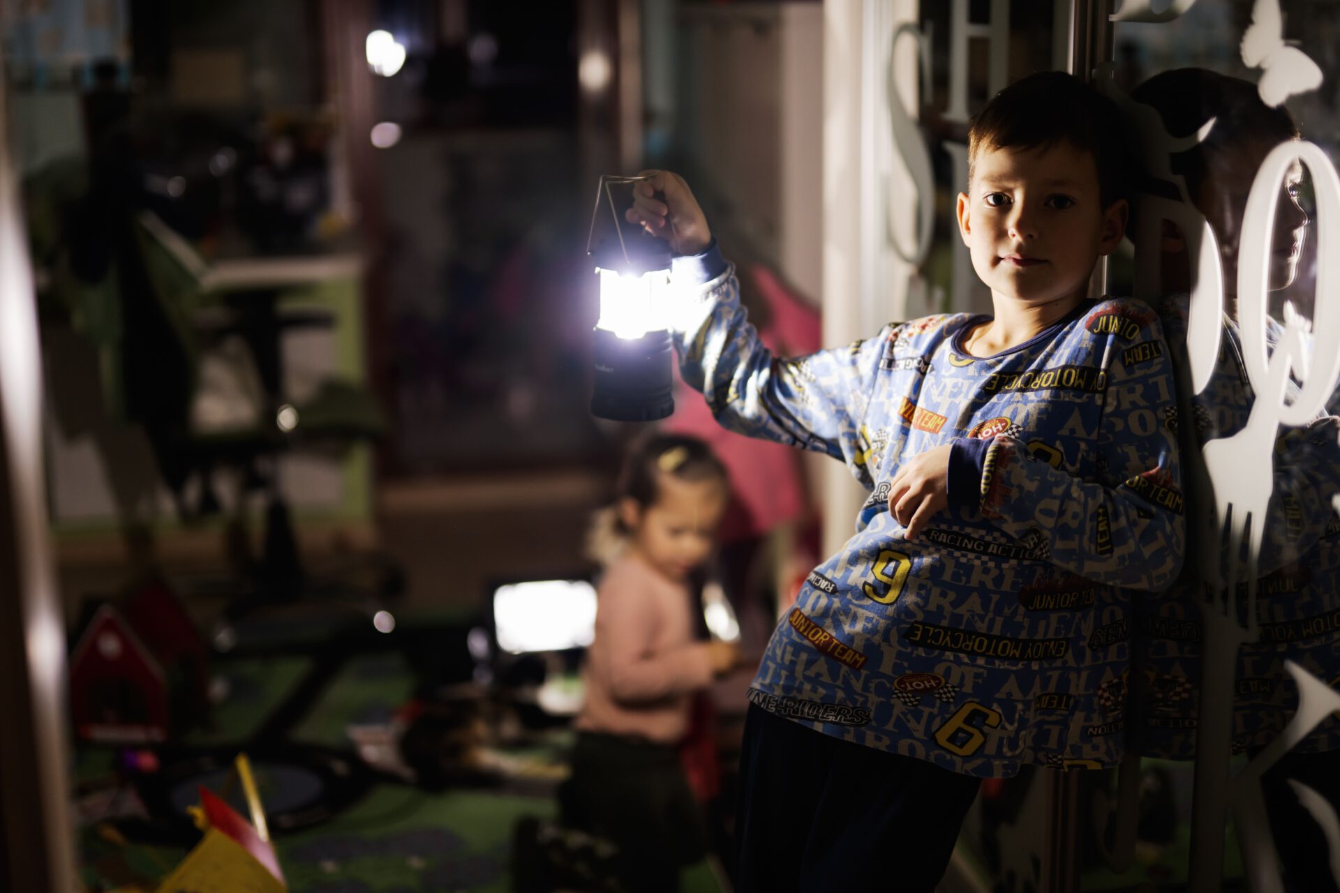 Stromausfall Junge mit Taschenlampe