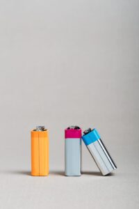 3 Batterien senkrecht auf einer weißen Oberfläche