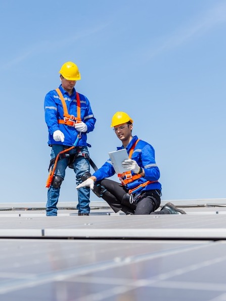 2 Techniker bei der Din VDE konformen Elektroinstallation