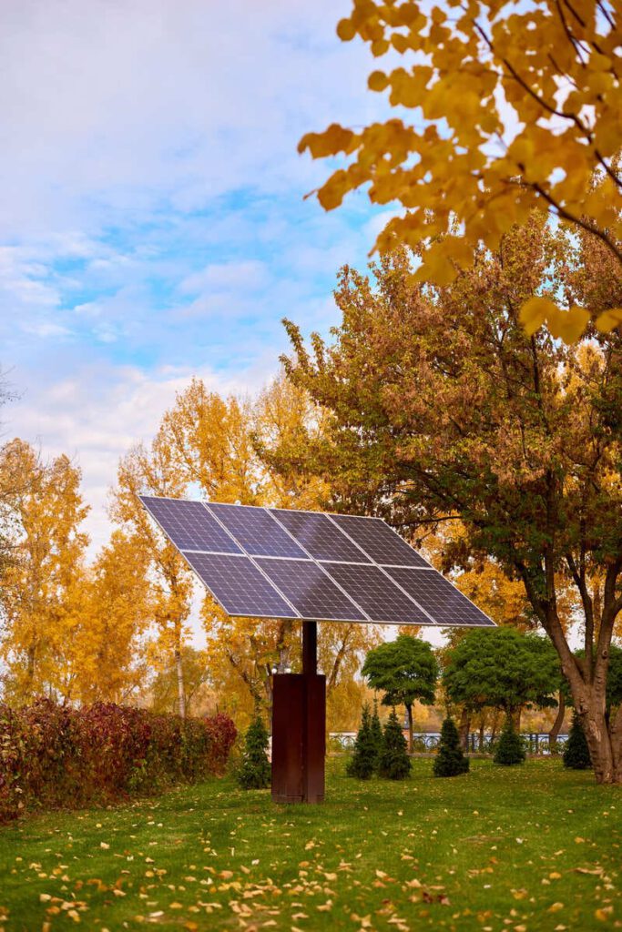 Photovoltaik Sonnenkollektoren in einer herbstlichen Landschaft